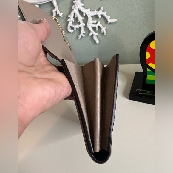 Louis Vuitton Capucines Wallet - Picture 7 of 10